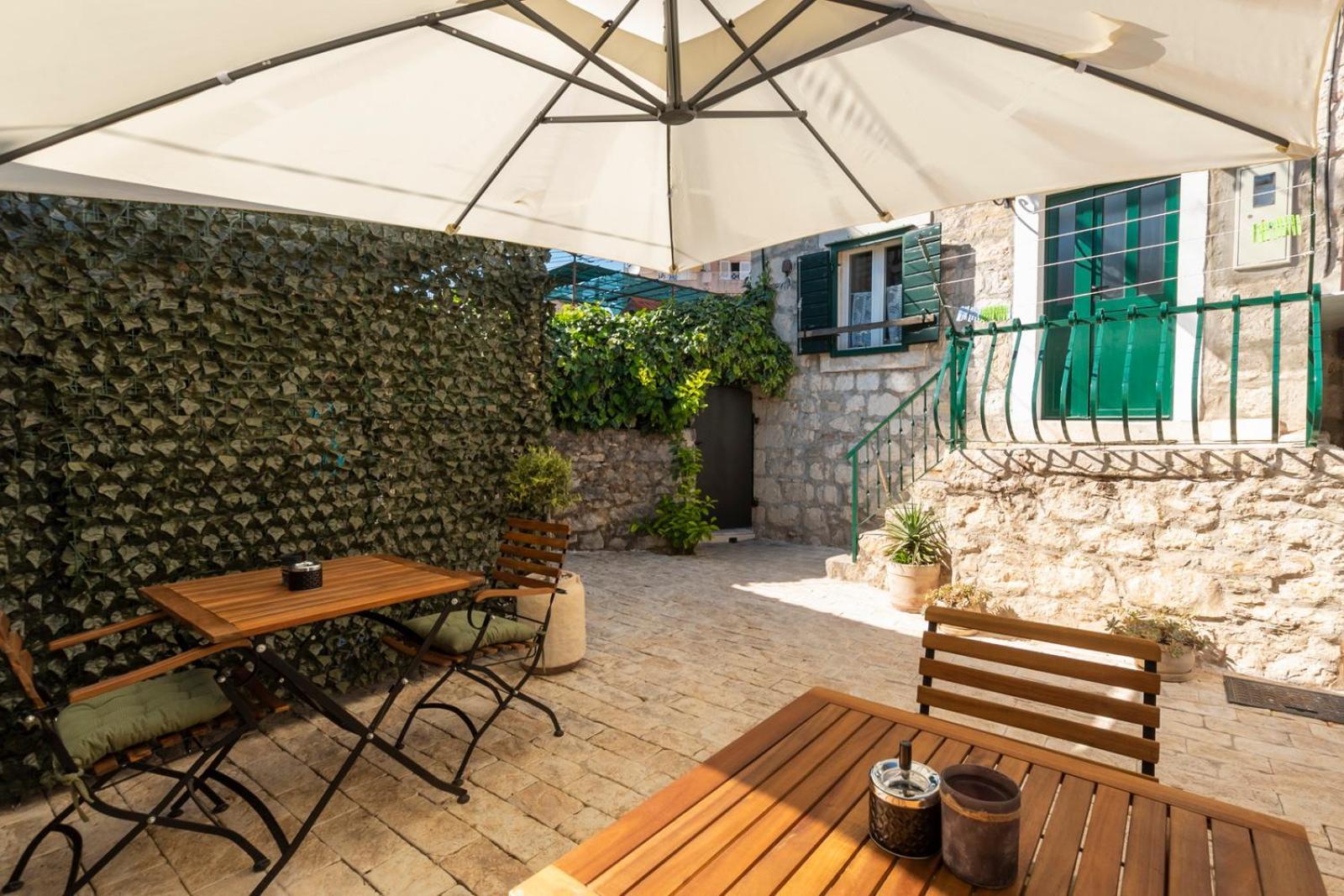 Guest house Old Town & Ela Place