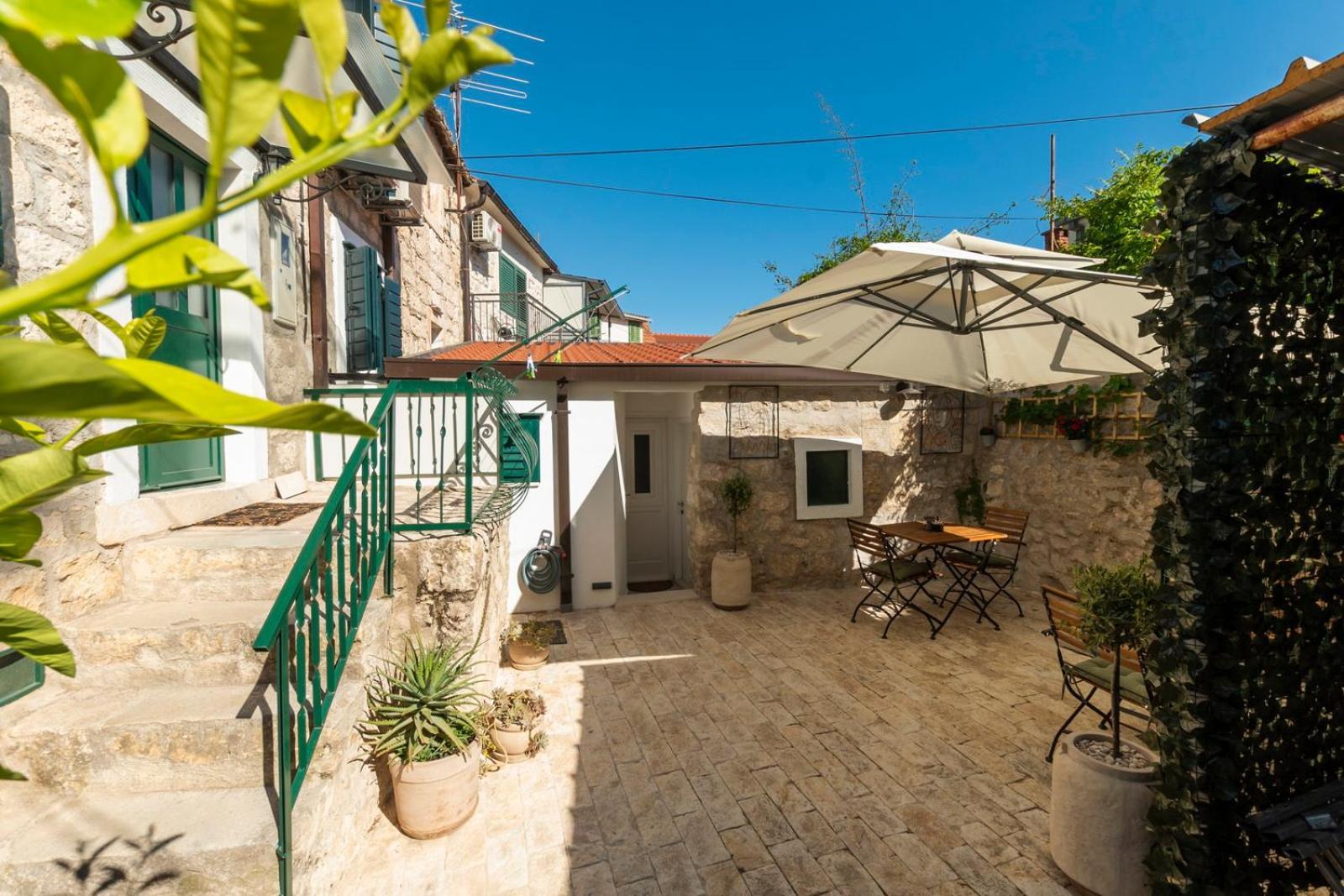 Old Town & Ela Place Guest house 3*